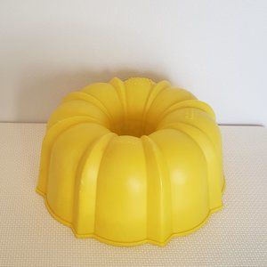 Vintage Plastic Microwave Bundt Pan